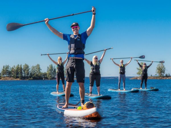 Sup-lautailijat voimistelevat laudan päällä