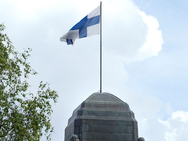 Suomen lippu liehuu Joensuun kaupungintalon katolla