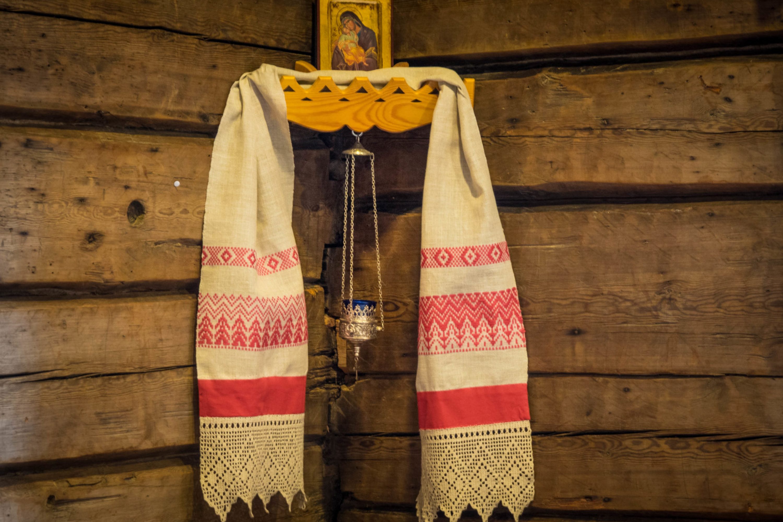 Kaunis liina roikkumassa ikonin alla