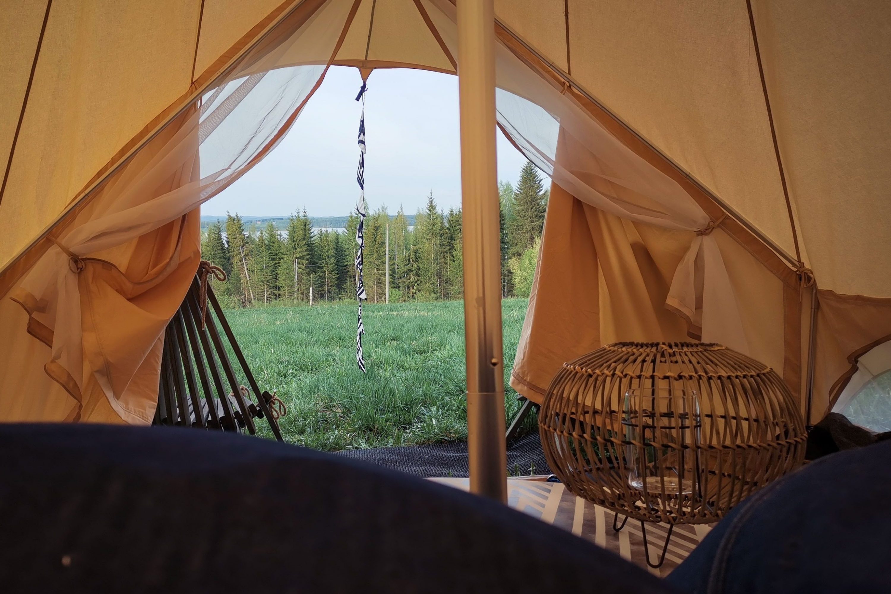 Glamping teltta ja näkymä järvelle