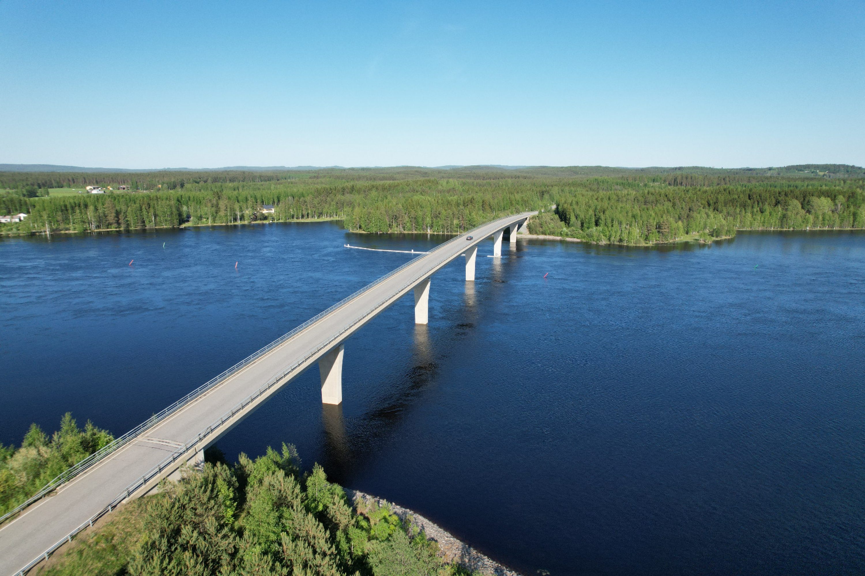 Pitkä silta joen yli