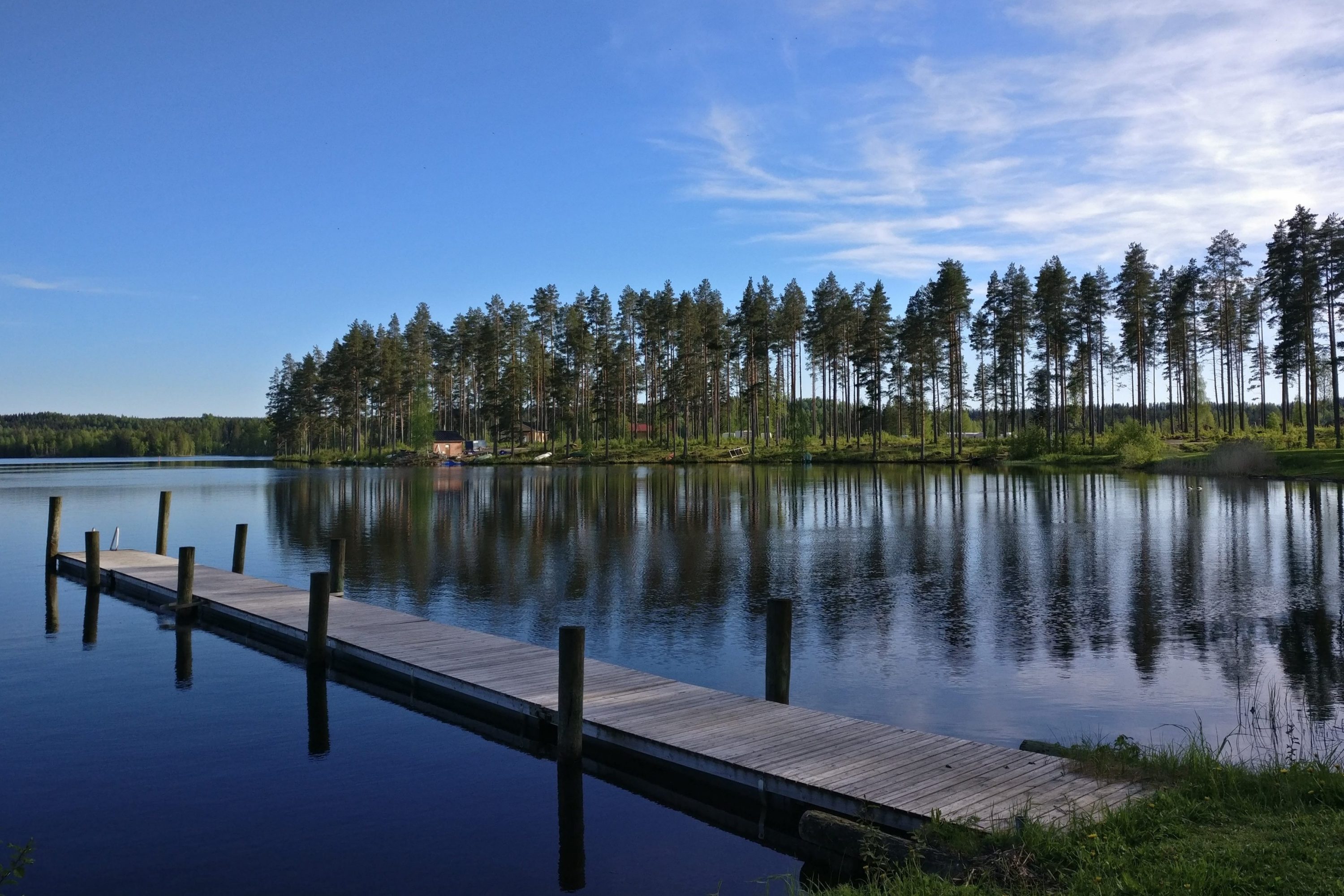 Pitkä laituri tyynellä järvellä