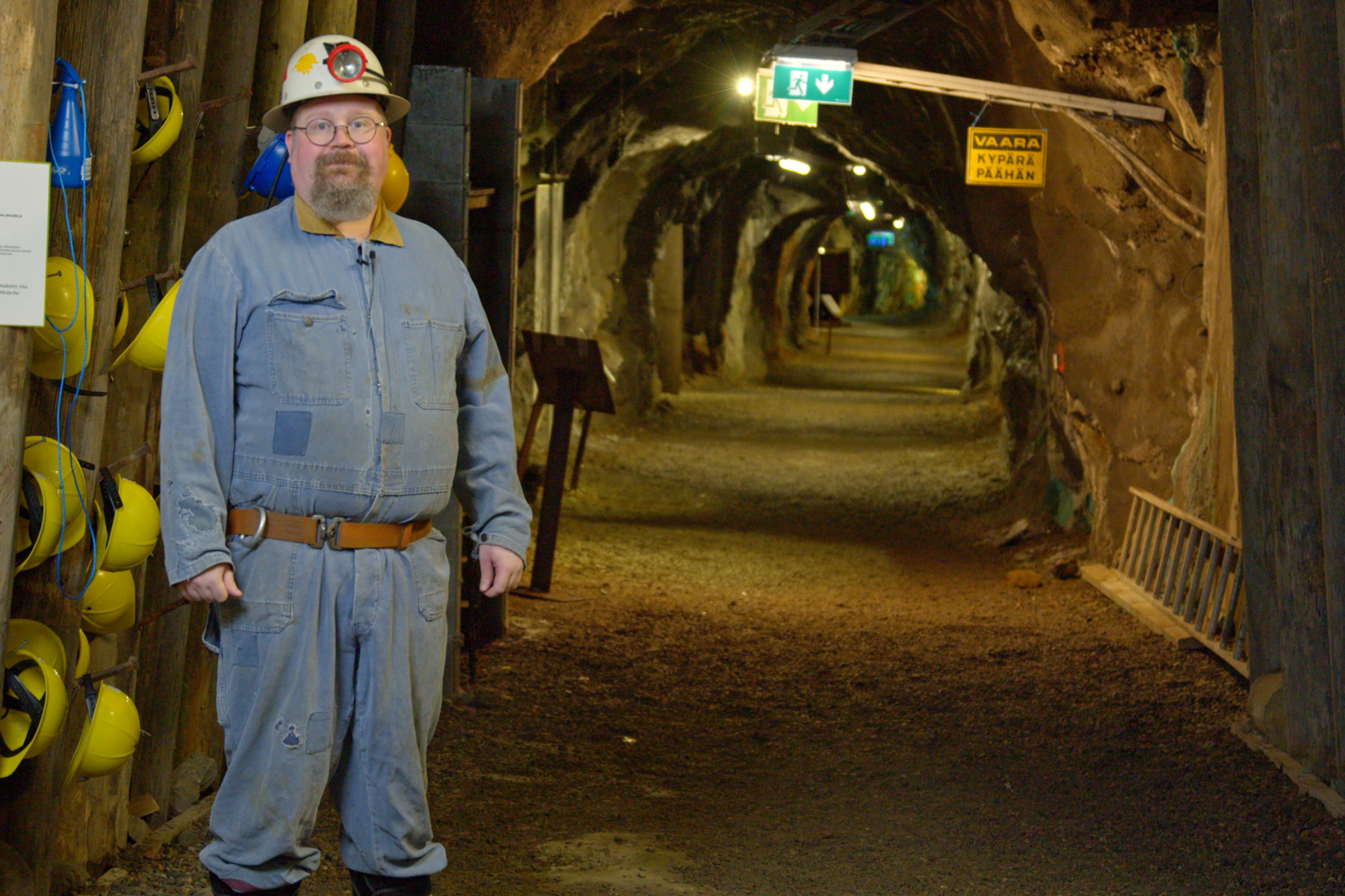 Kaivosmies Outokummun Vanhan Kaivoksen tunnelissa